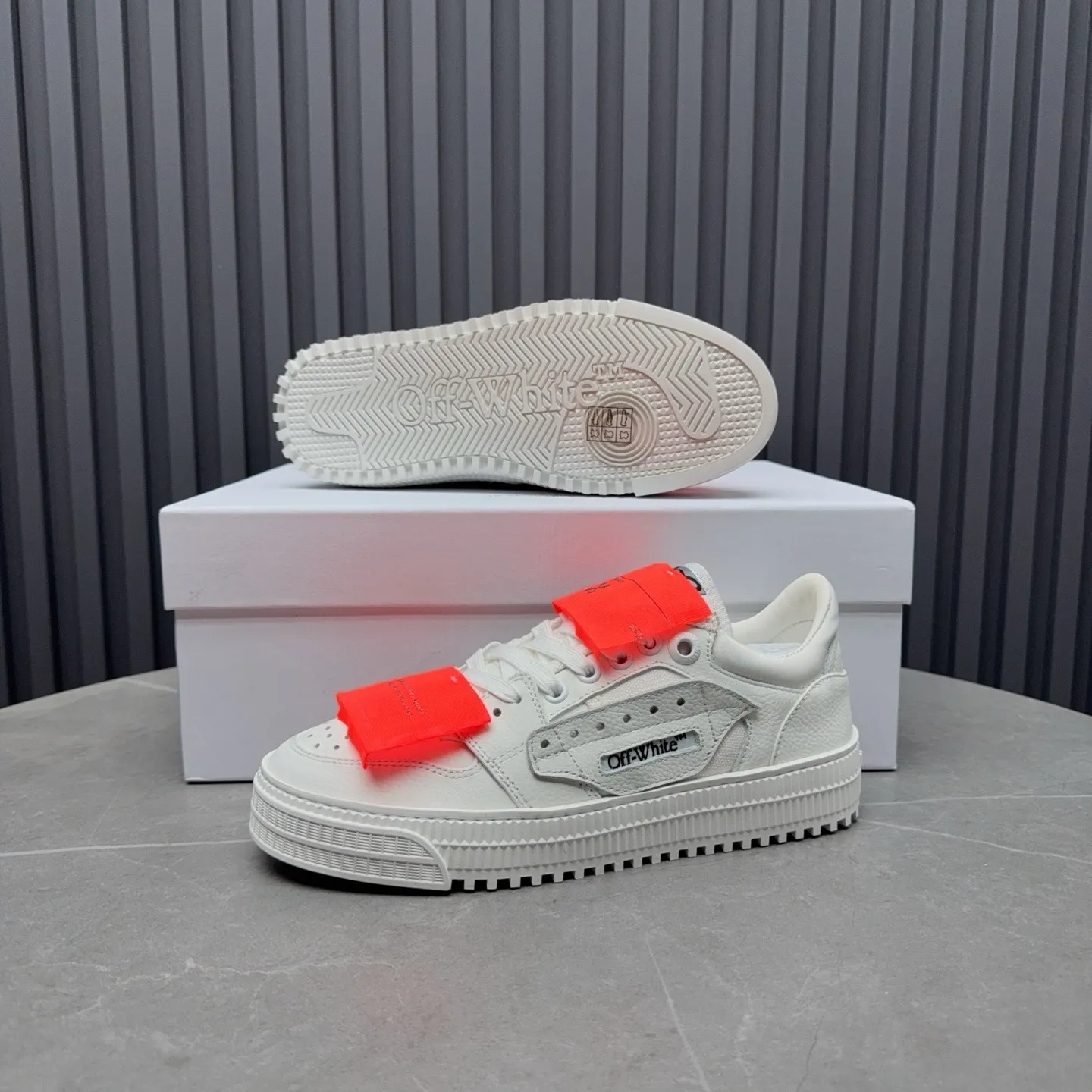 Men's shoes💰680 OFF WHITE ⚡️Couple style⚡️The latest spring style street casual shoes, released with the highest quality version on the market👊Series original mold opening, original lasting, production technology 1:1 original version➰🔜The best choice for more and more celebrities and Internet celebrities🔸In the classics Changes in the code🔸Innovate in the trend🔸Strive to break away from the shackles of bad street design🔝Although he is not the originator of fashion design, he is definitely a shining dark horse in avant-garde design🐴🆙Do not follow the trend🔅Not universal beauty🔅 Fabric💯First-layer cowhide Lining💯Imported skin-friendly and environmentally friendly polyester mesh Foot pads💯Original molded high-elastic environmentally friendly molding pads Midsole💯Made with original last-last technology Outsole💯Rubber outsole Packaging💯Official website synchronizes full set of packaging (brand wrapping paper, brand certificate, brand cloth bag) Code numbers 35-44, 45 46 Customized